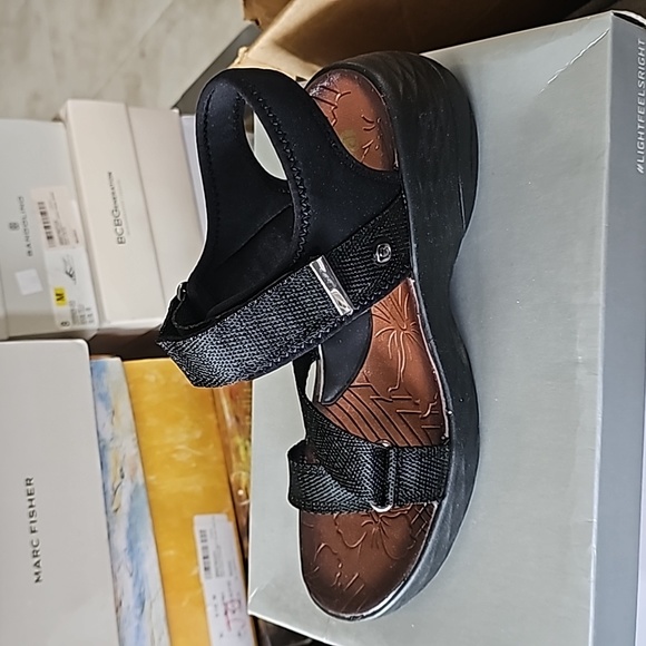 Size 10 new sandals - Picture 1 of 2